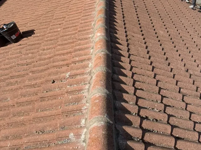 Caballete de tejado recibido con mortero nuevo
